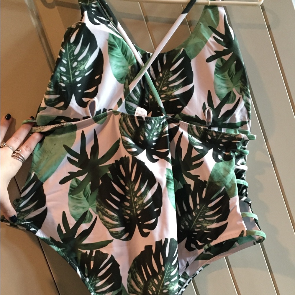 Leaf Patterned Swimsuit - Picture 6 of 6